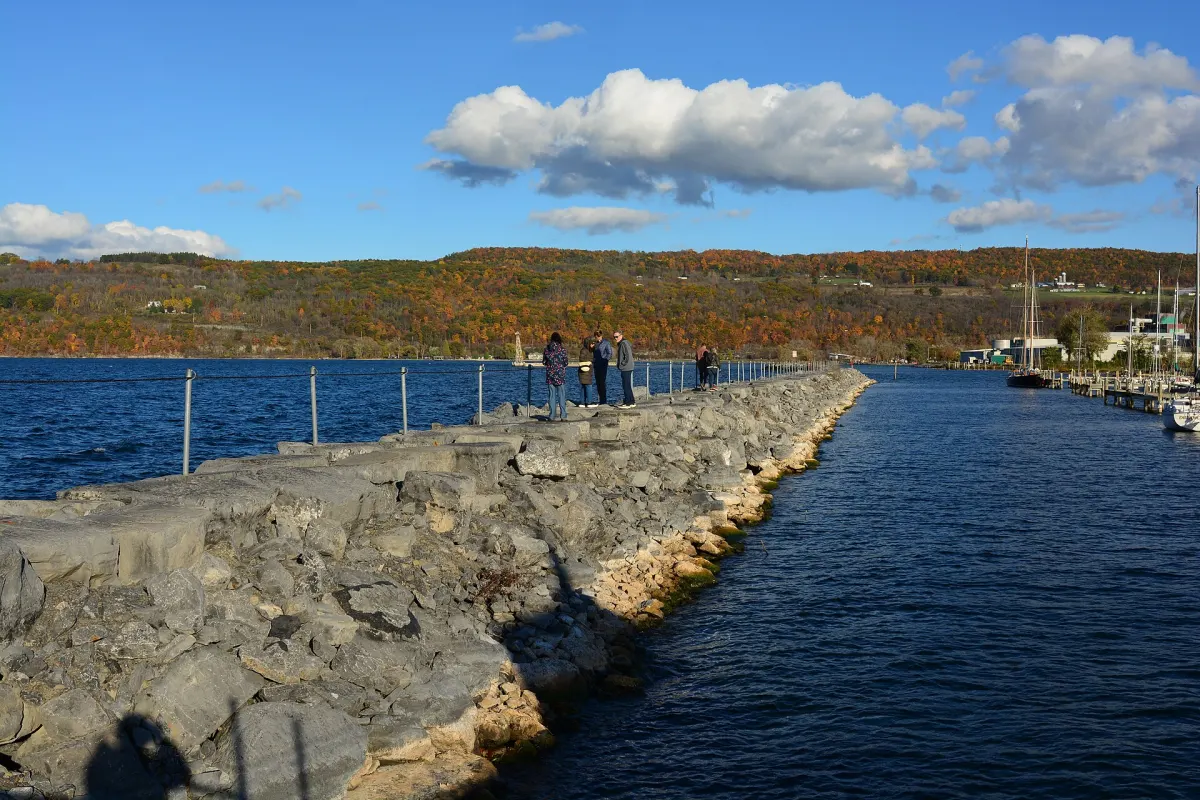 Espigón de Watkins Glen en el lago Seneca durante el otoño